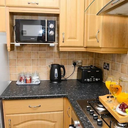 דירות ברנסלי Delightful 2 Bed Town Centre House, Sleeps 4 מראה חיצוני תמונה