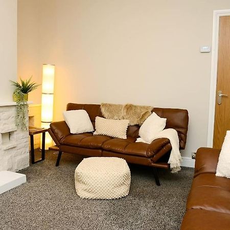 דירות ברנסלי Delightful 2 Bed Town Centre House, Sleeps 4 מראה חיצוני תמונה