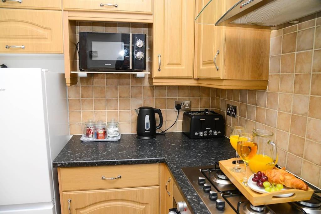 דירות ברנסלי Delightful 2 Bed Town Centre House, Sleeps 4 מראה חיצוני תמונה