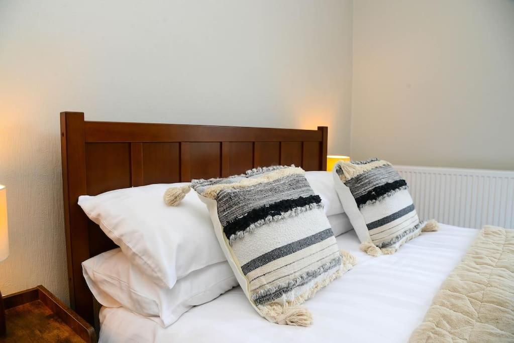 דירות ברנסלי Delightful 2 Bed Town Centre House, Sleeps 4 מראה חיצוני תמונה