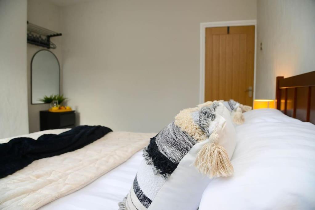 דירות ברנסלי Delightful 2 Bed Town Centre House, Sleeps 4 מראה חיצוני תמונה