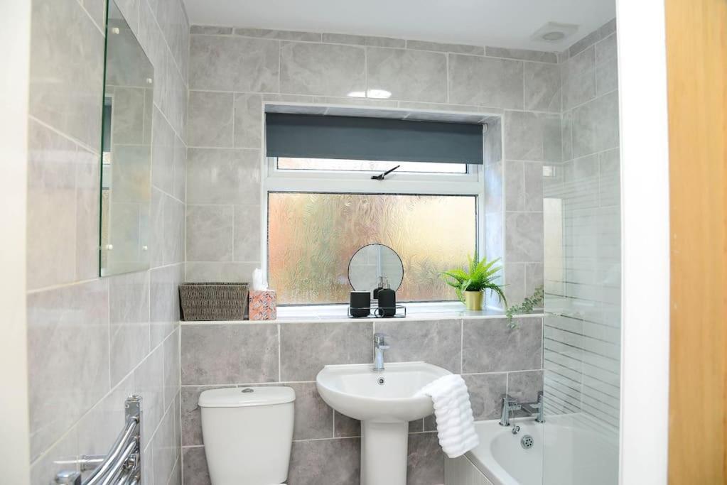 דירות ברנסלי Delightful 2 Bed Town Centre House, Sleeps 4 מראה חיצוני תמונה