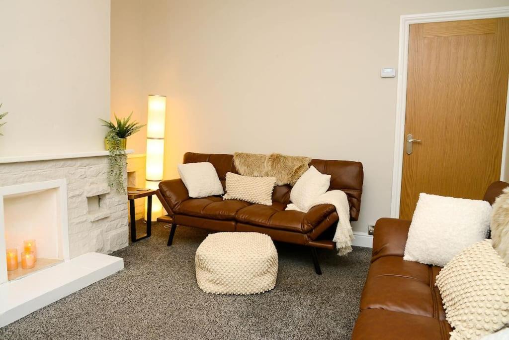 דירות ברנסלי Delightful 2 Bed Town Centre House, Sleeps 4 מראה חיצוני תמונה